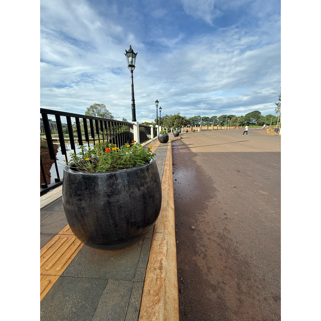 Pot teraso pedestrian hitam glossy