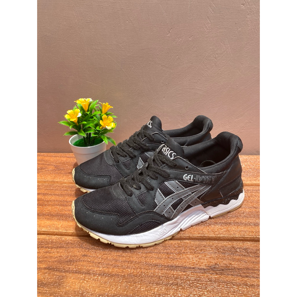 Asics Gel Lyte V  Black and White