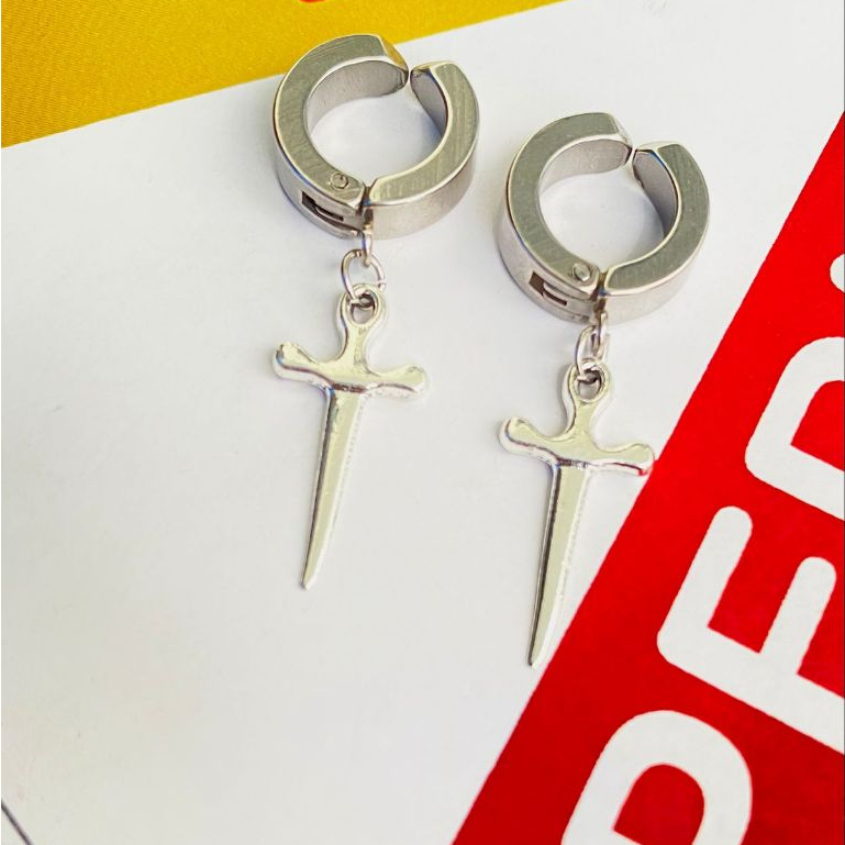 Anting Gantungan Pedang Warna Silver Pria dan Wanita Jepit Tusuk KPOP BTS PUNK