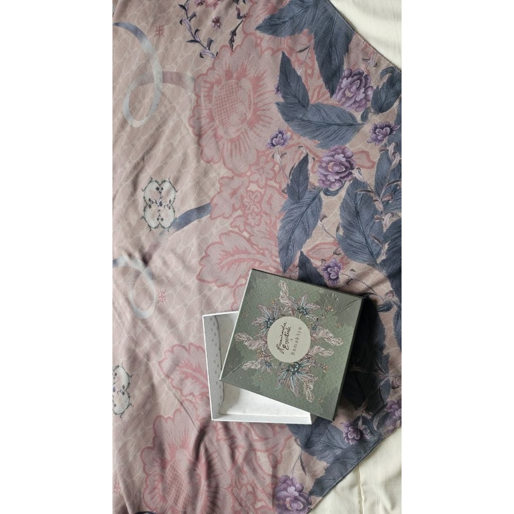 preloved Ria Miranda Scarf