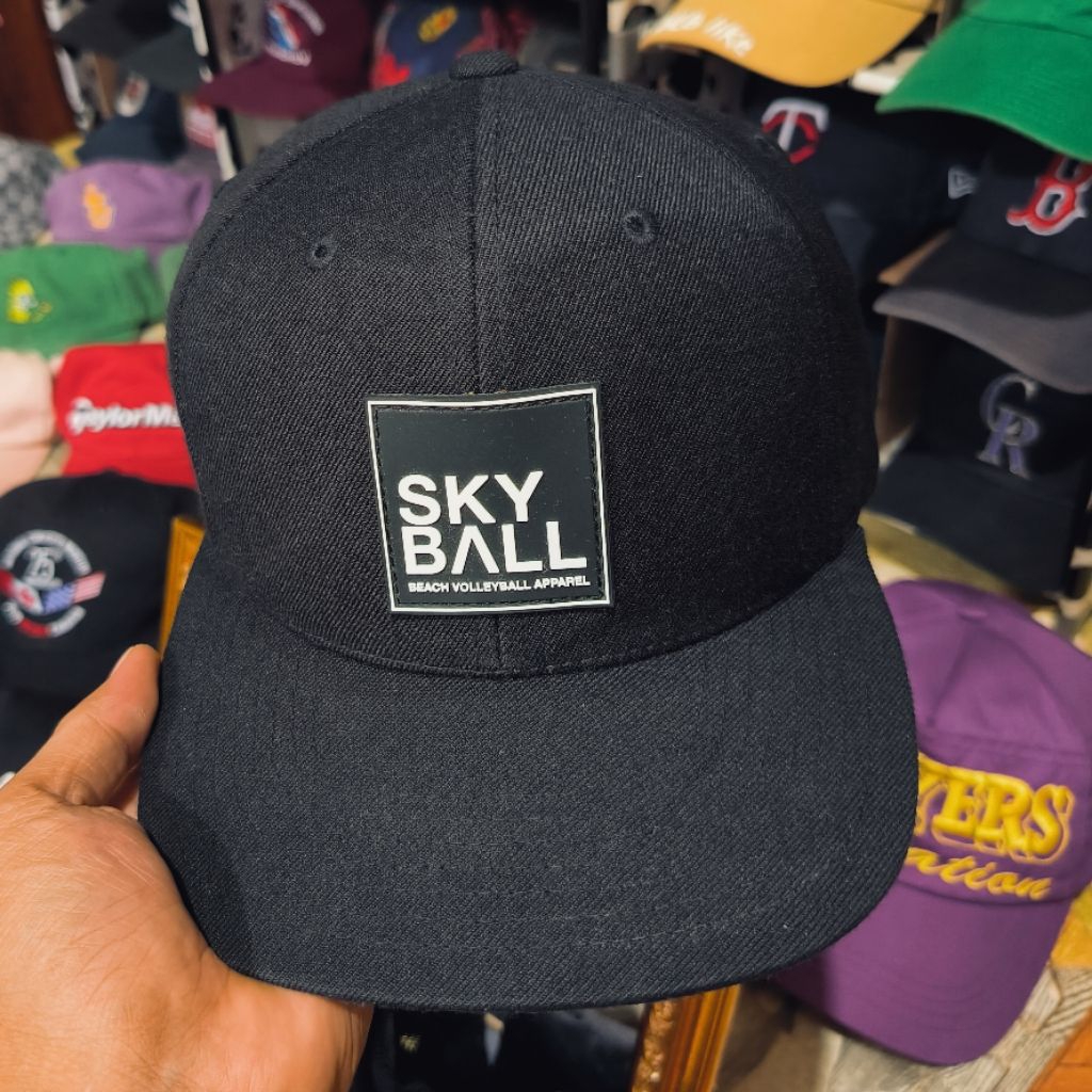 Topi snapback classic yupoong sky ball