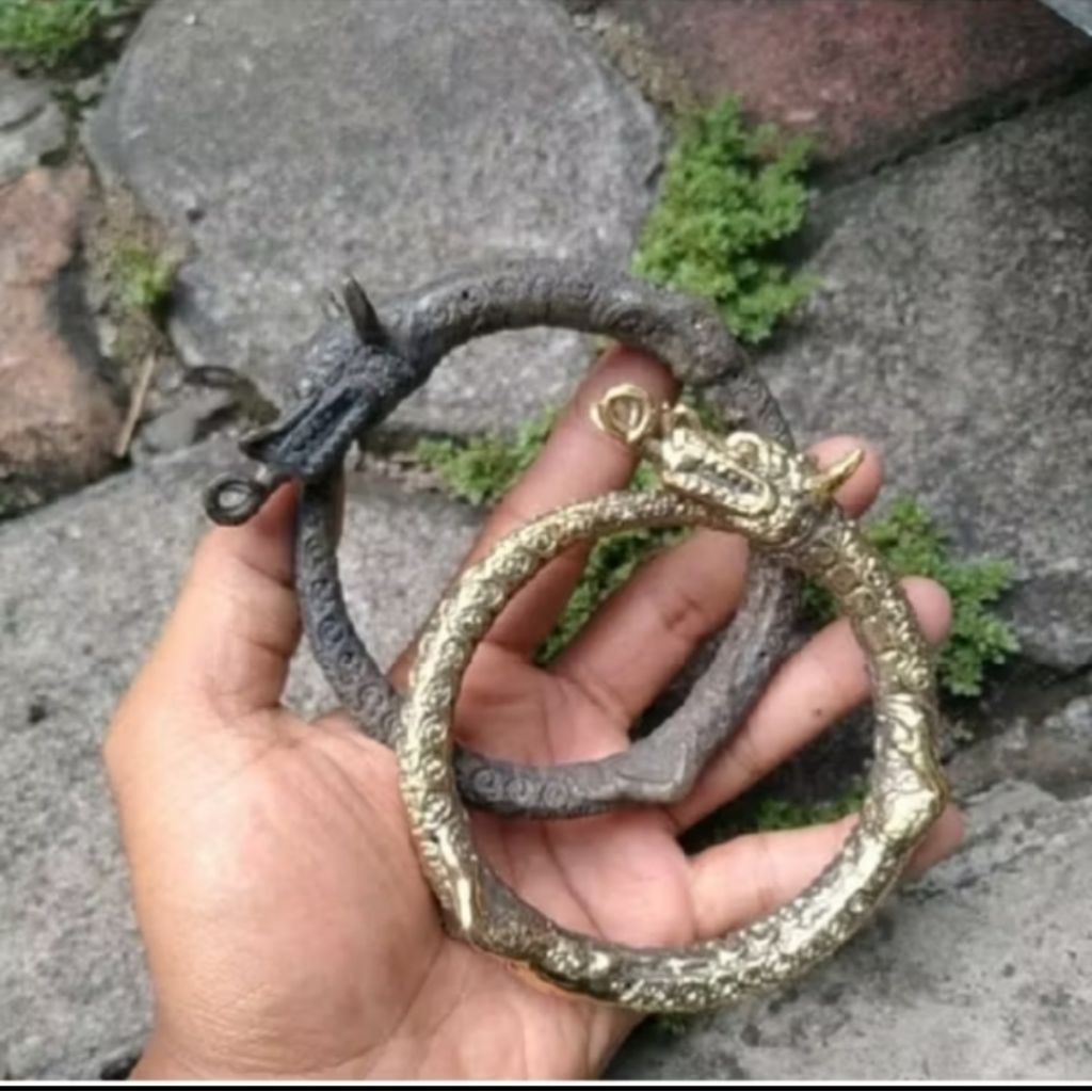 PAJANGAN GELANG NAGA BAHAN KUNINGAN