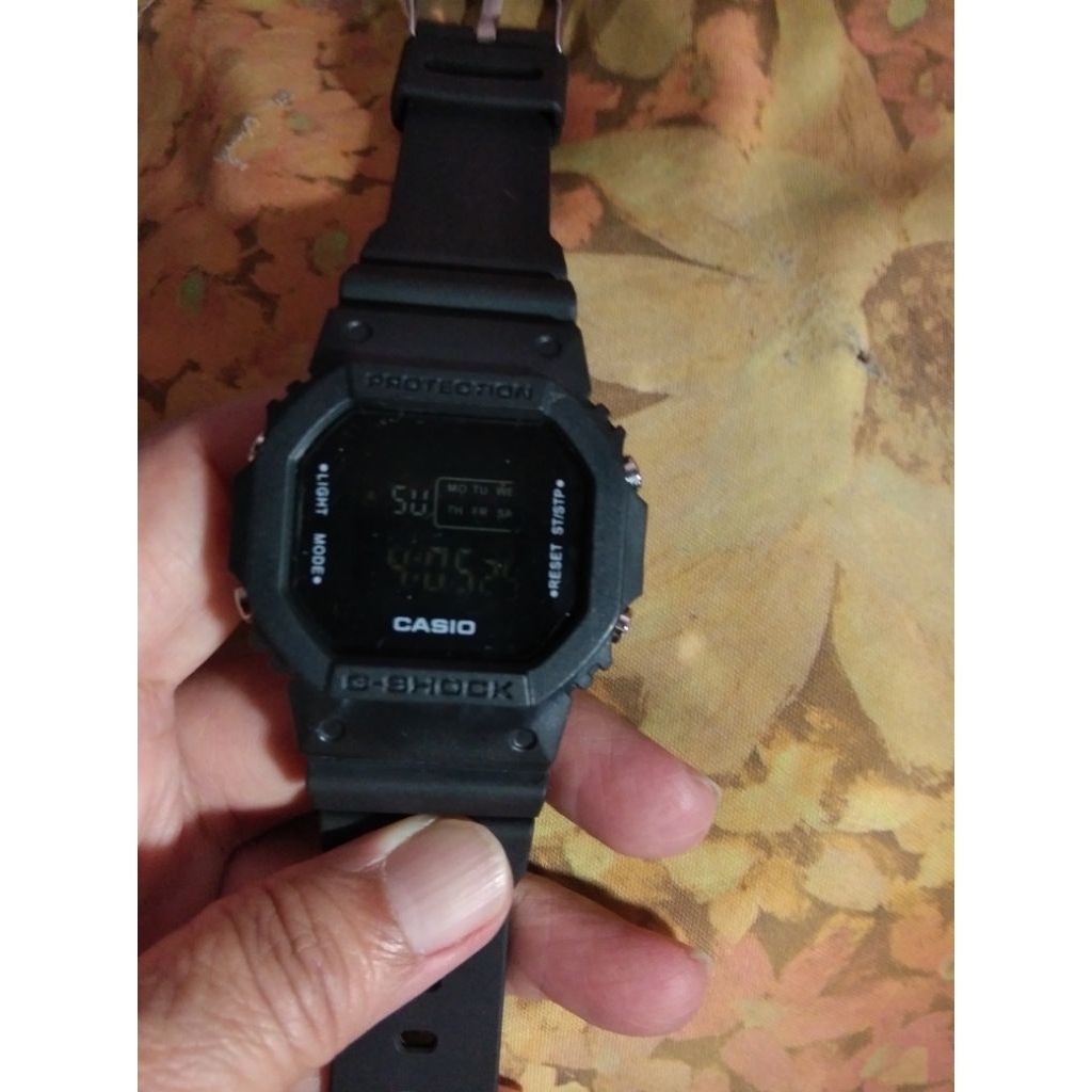 CASIO Gshock tipe DW 5600, digital movement
