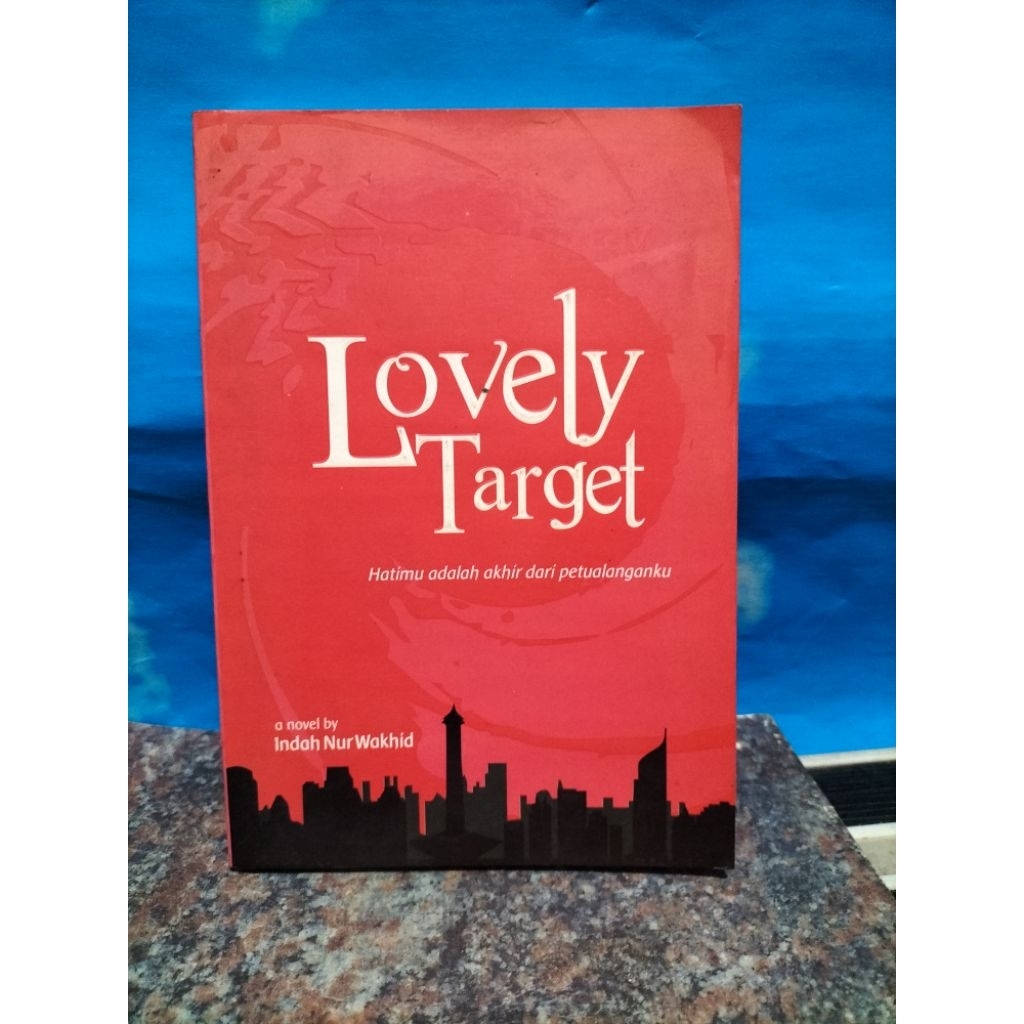 BUKU BEKAS LOVELY TARGET OLEH INDAH NURWAKHID