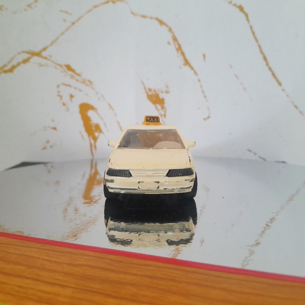 diecast miniatur mobilan Kia Sephia / Timor 1:36 bekas