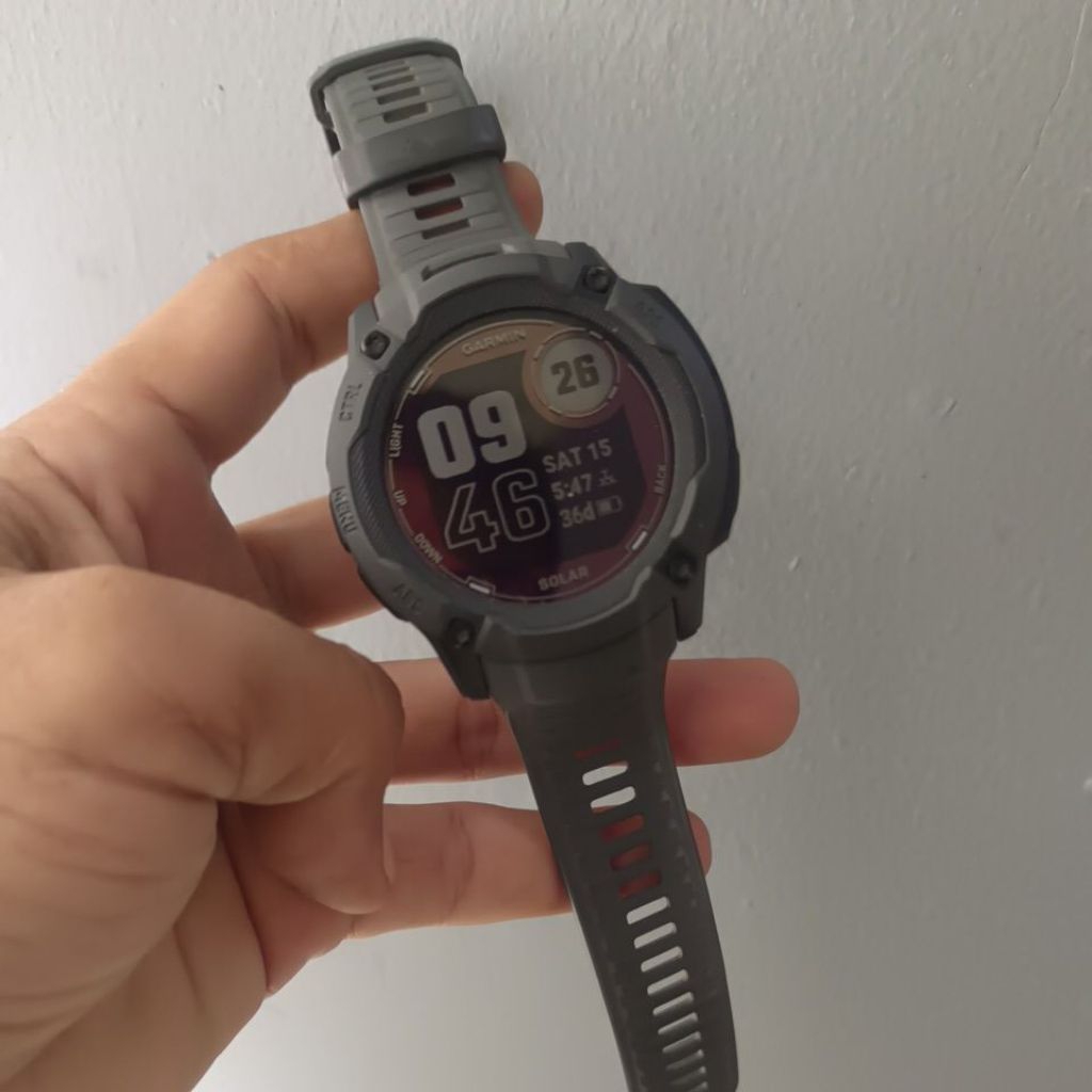 jam smartwatch Garmin instinct 2x solar