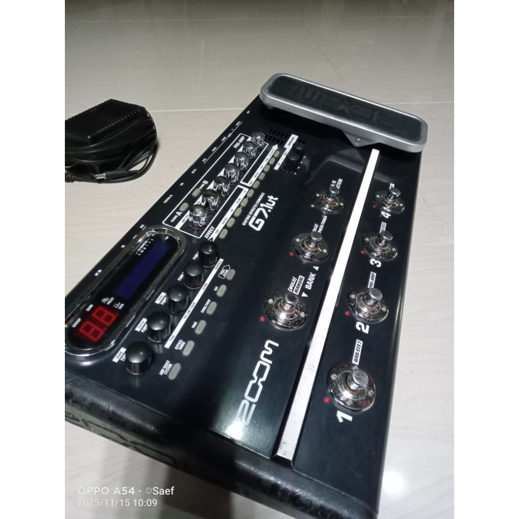 Efek Gitar Zoom G7.1ut Layar Biru