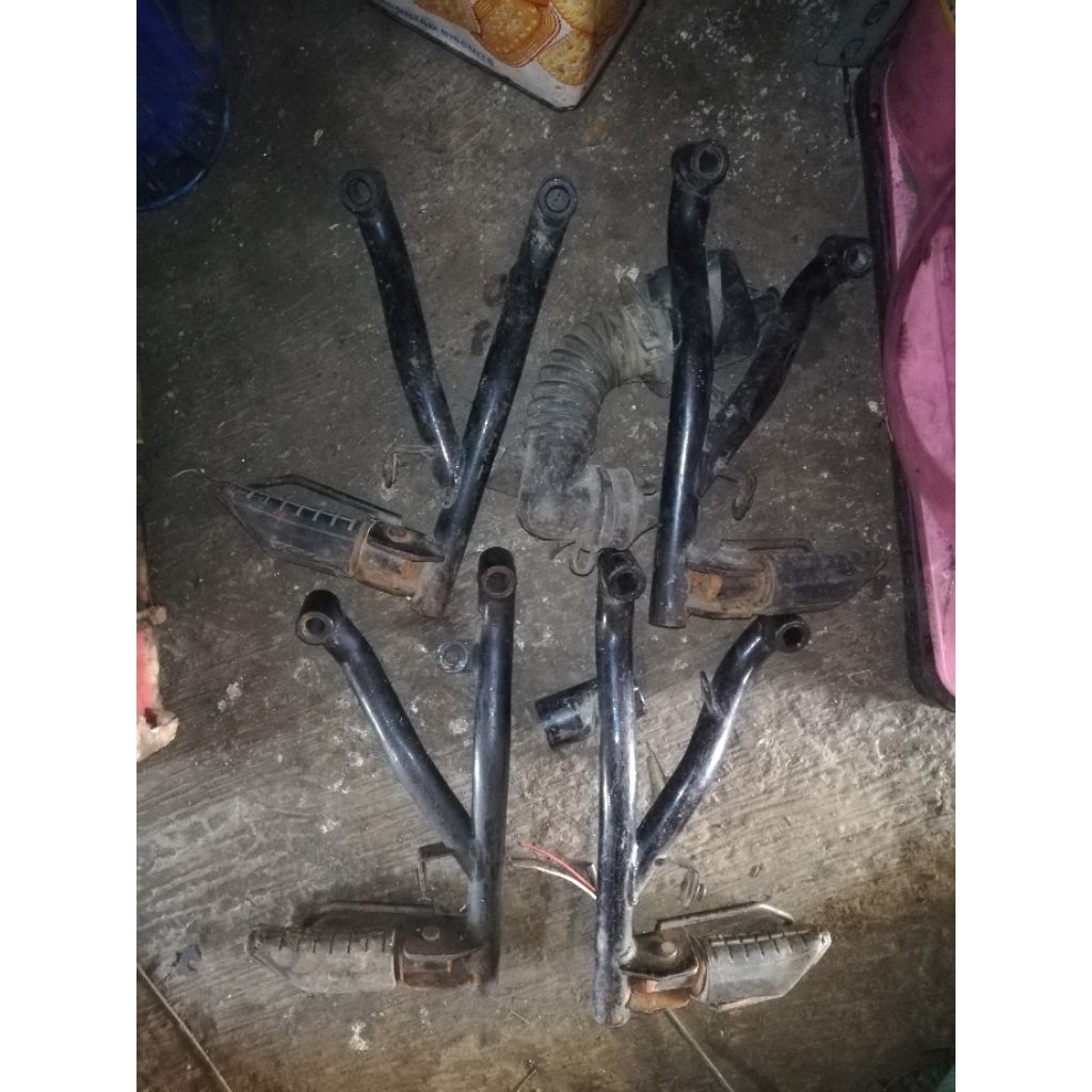 Foot Step Belakang Vario 110 Karbu