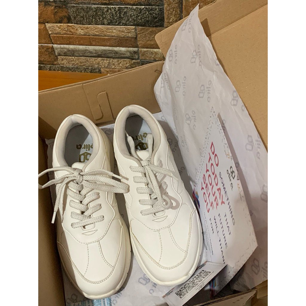 Preloved Sepatu Elira Emma Putih