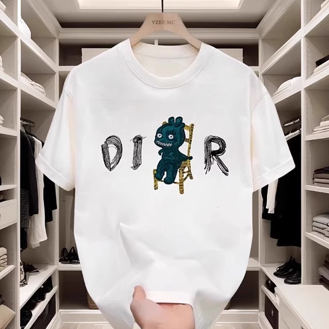 COD Kaos Unik Pria Grafis Logo Dior Monster Imut untuk Gaya Pria Modern Pecinta Fashion Kreatif Mewa