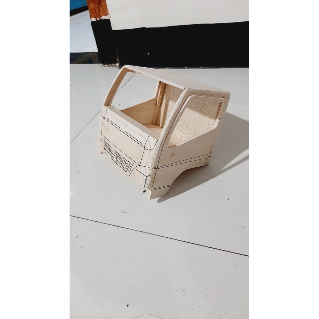 KABIN TRUK CANTER MINIATUR MENTAHAN SKALA 10