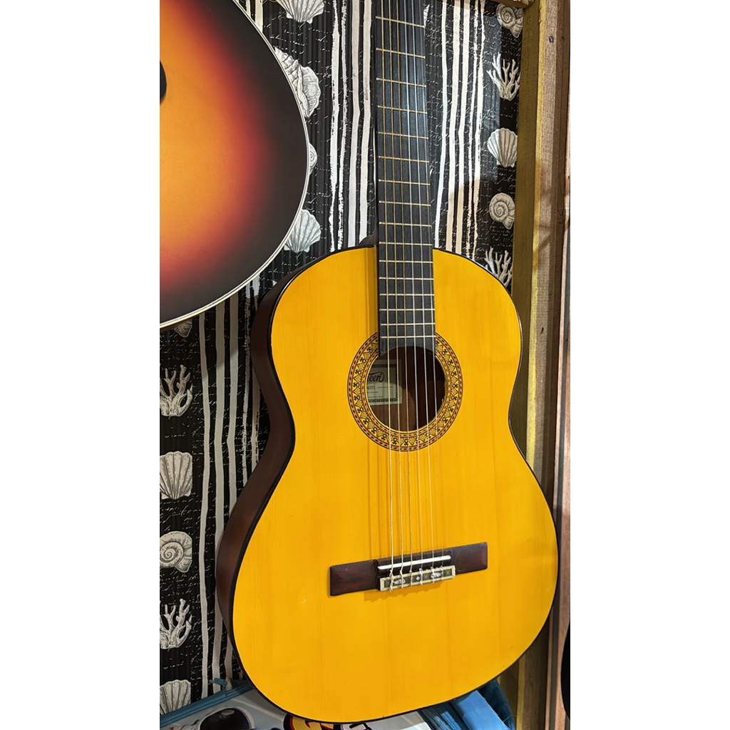 Gitar akustik clasik ori lokal