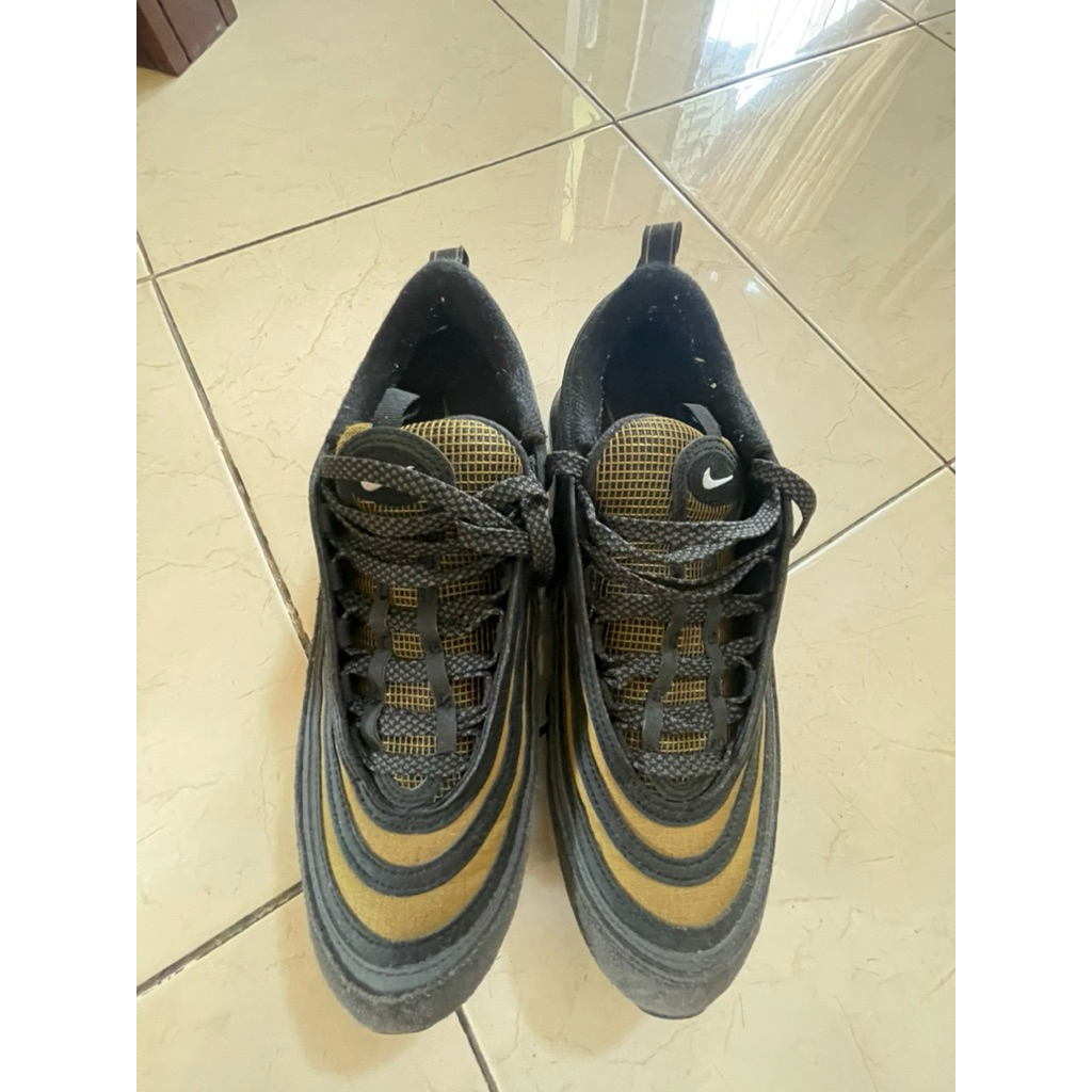 Sepatu NIKE Pria warna HItam