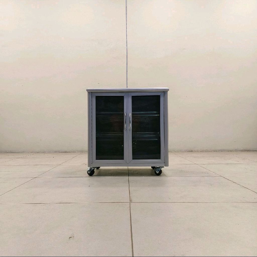 RAK SEPATU ALUMINIUM DAN KACA 3 SUSUN 54x38x58 CM WARNA SILVER KACA RIBEN DAN BELAKANG PLAT SENG ALU