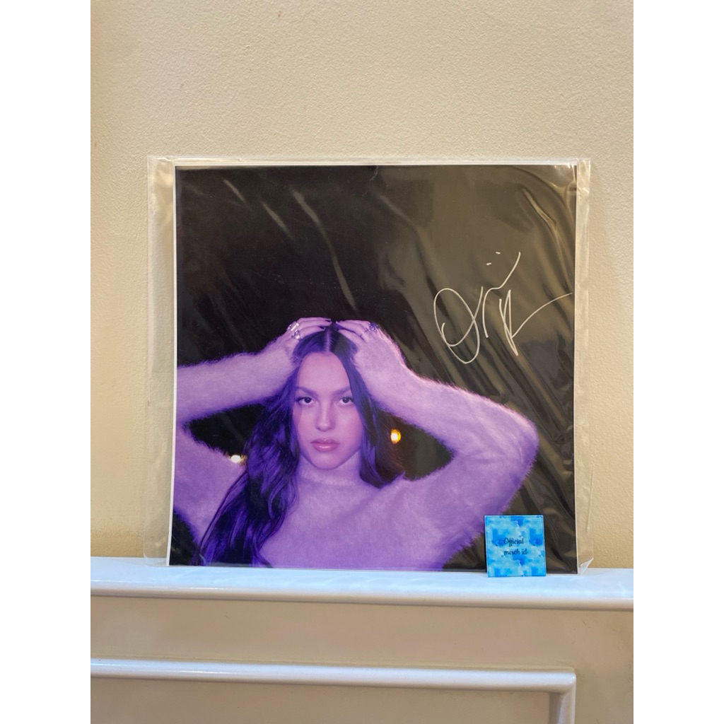 olivia rodrigo signed guts 11”