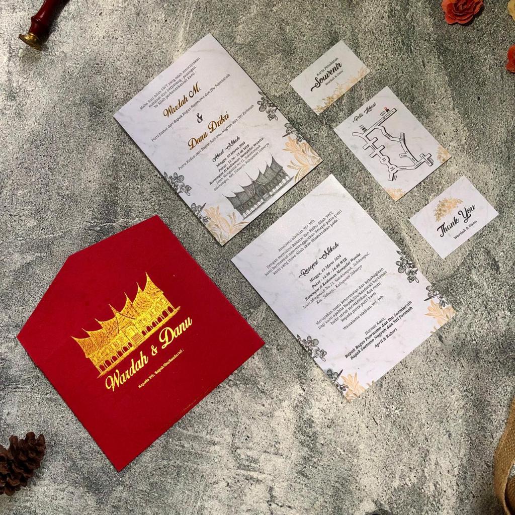 undangan pernikahan tema rumah adat pulau sumatra, dengan hotprint di amplop dan isi