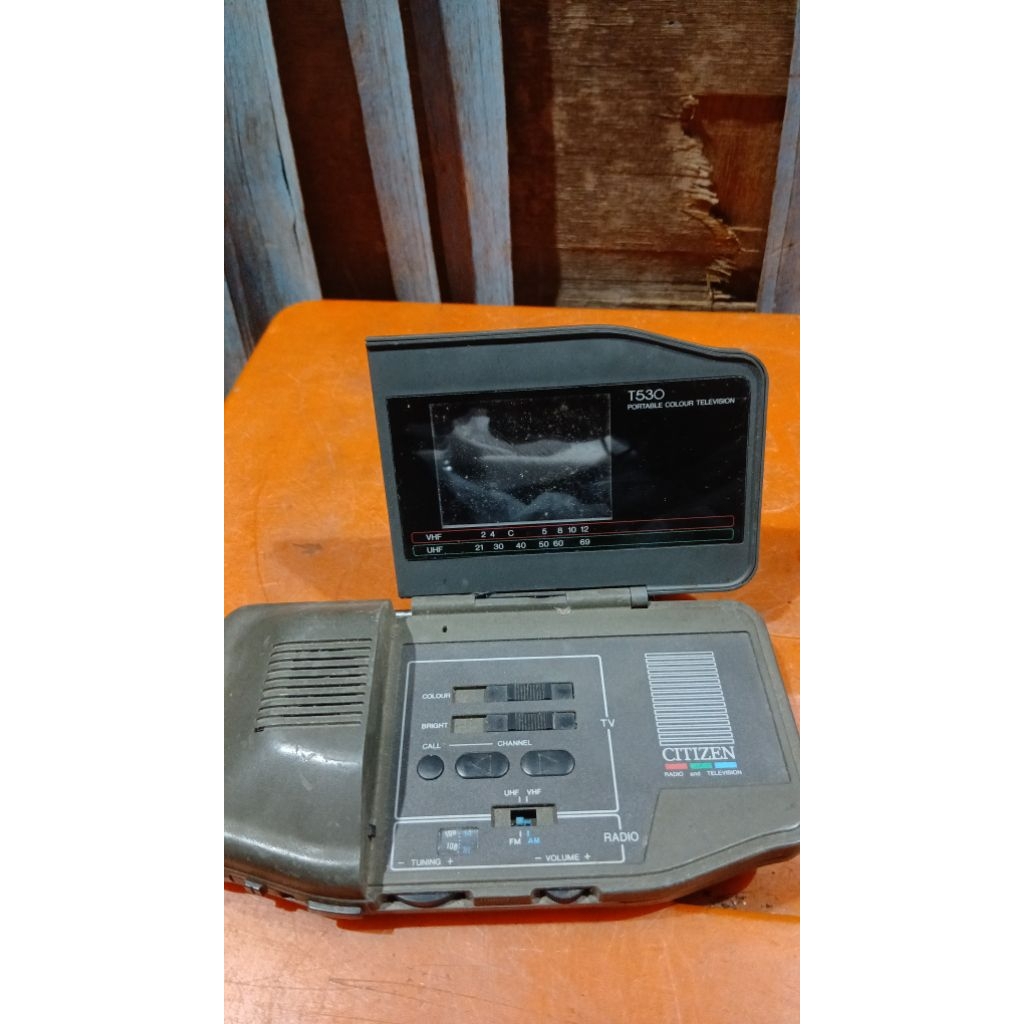 Tv portable 65rb jadul antik kuno lawas vintage display anggep mati