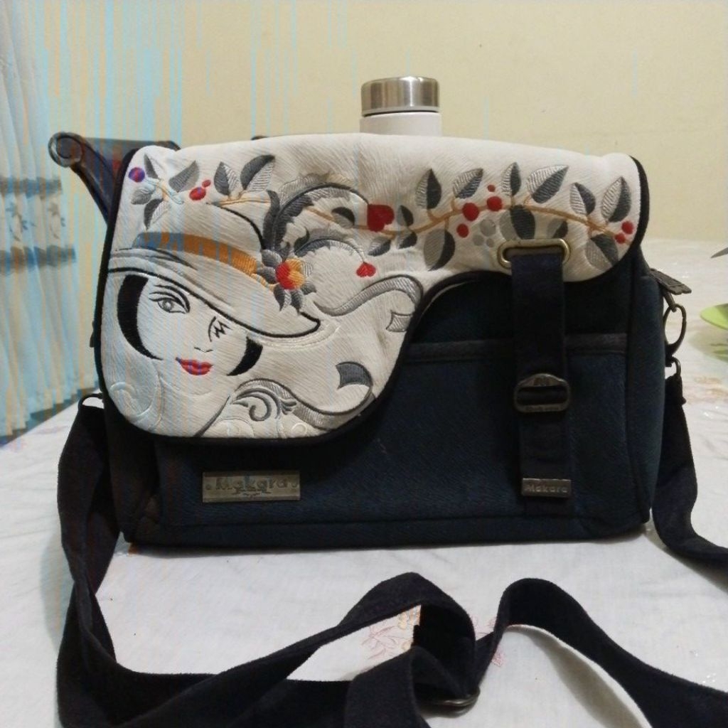 Preloved Tas Selempang Makara Cantik
