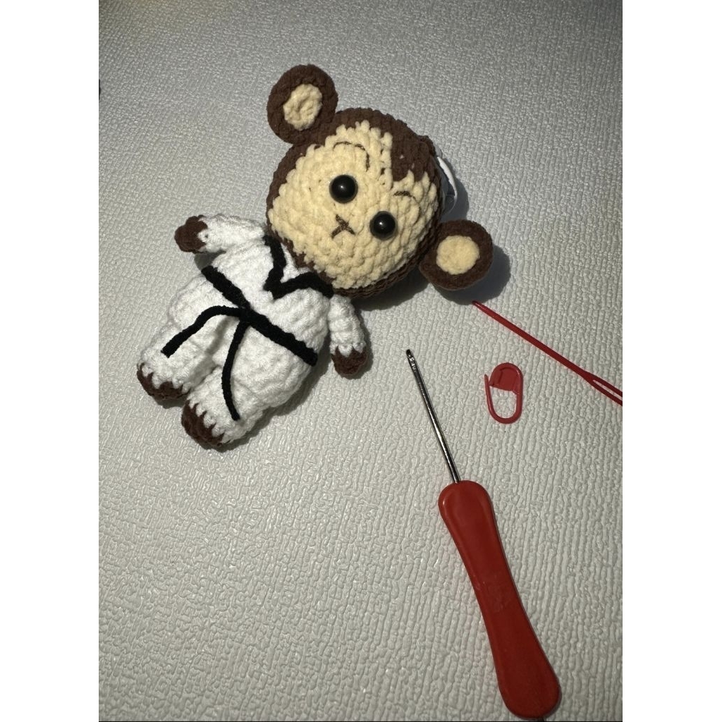 monkey keychain crochet, gantungan tas monyet rajut, gantungan kunci rajut monyet baju taekwondo, ga