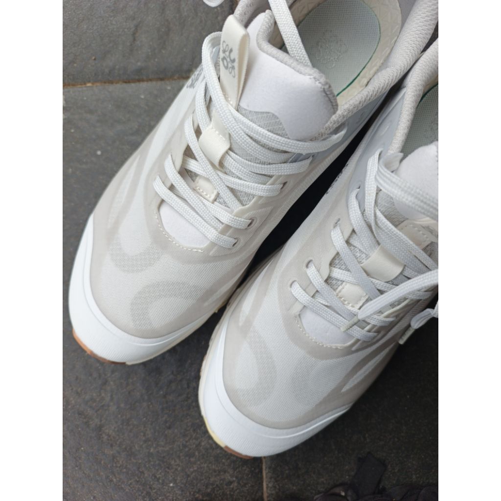 Etalase Sneakers / Sepatu / Sepatu Pria