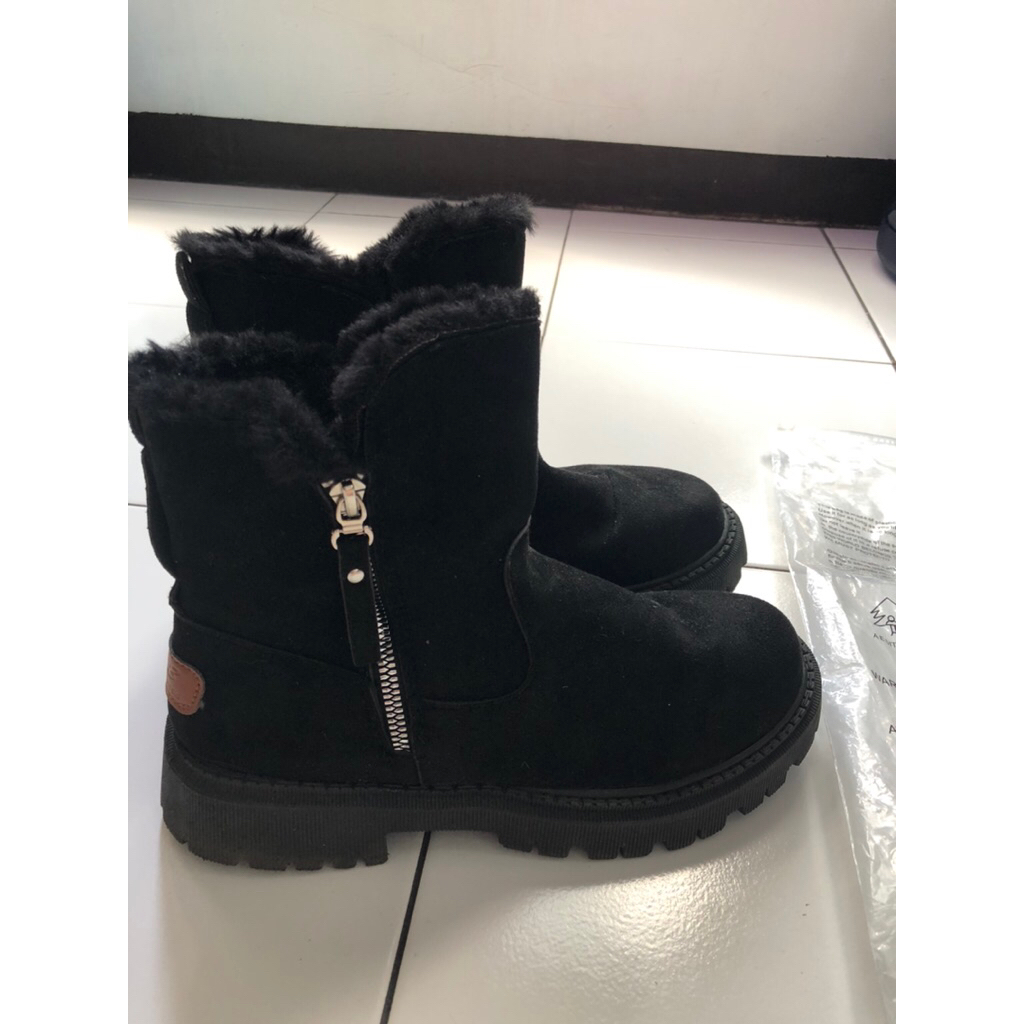 Preloved Sepatu Boots Winter Wanita warna Black size 41
