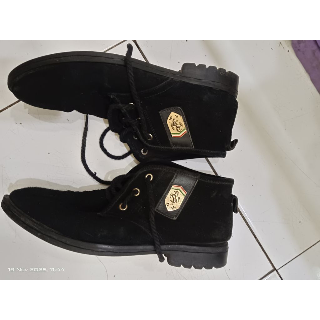 preloved sepatu pria hitam suede size 41