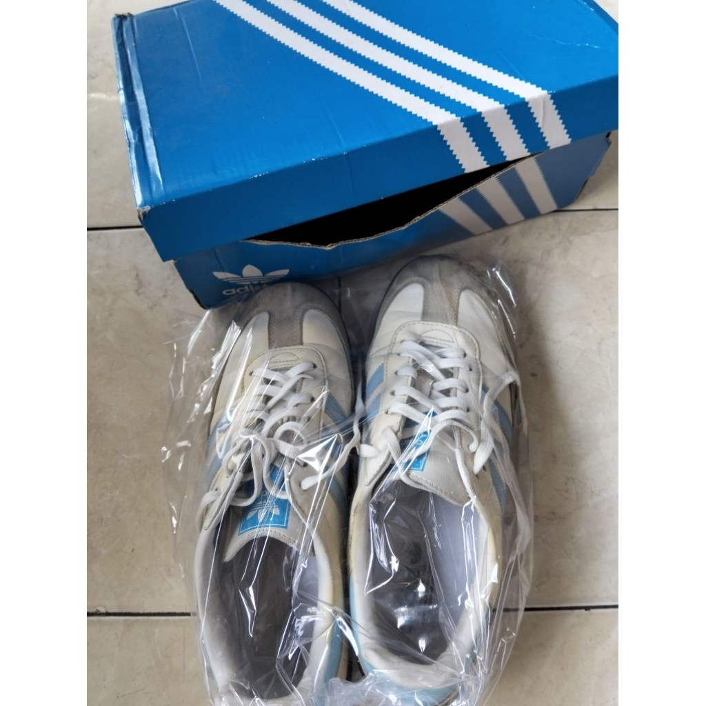sepatu pria Adidas size 42-43 warna putih ada box