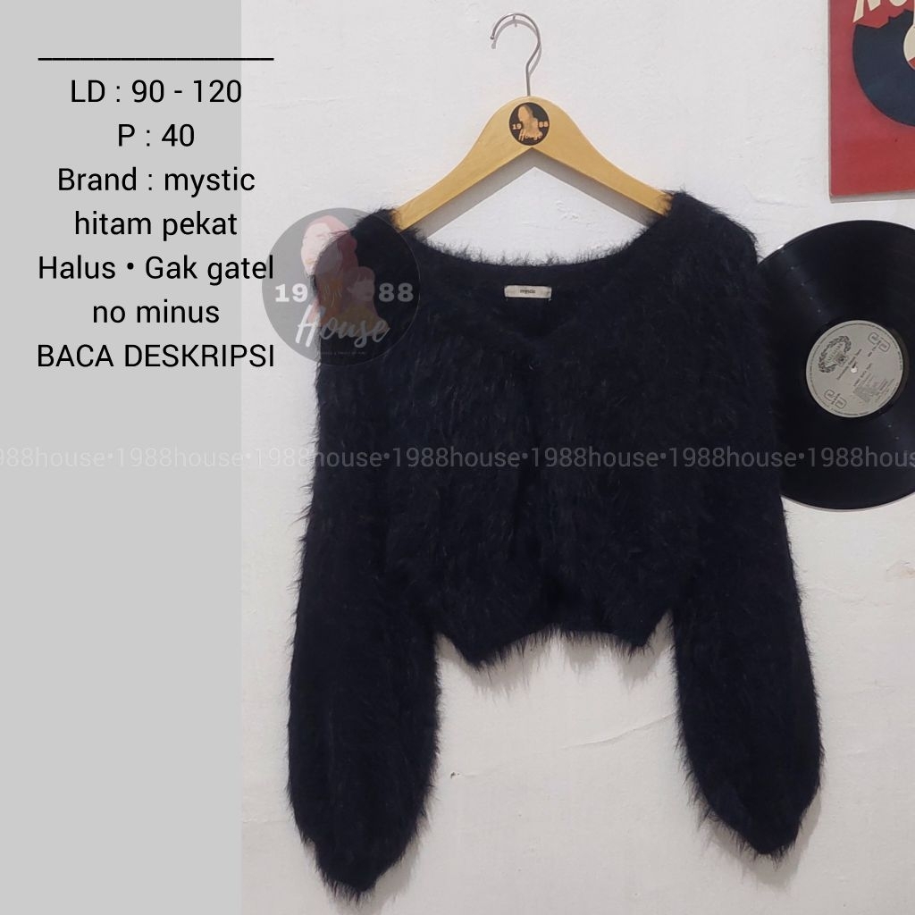 Cardigan Crop Fuzzy Bulu Lengan Balon Hitam vneck