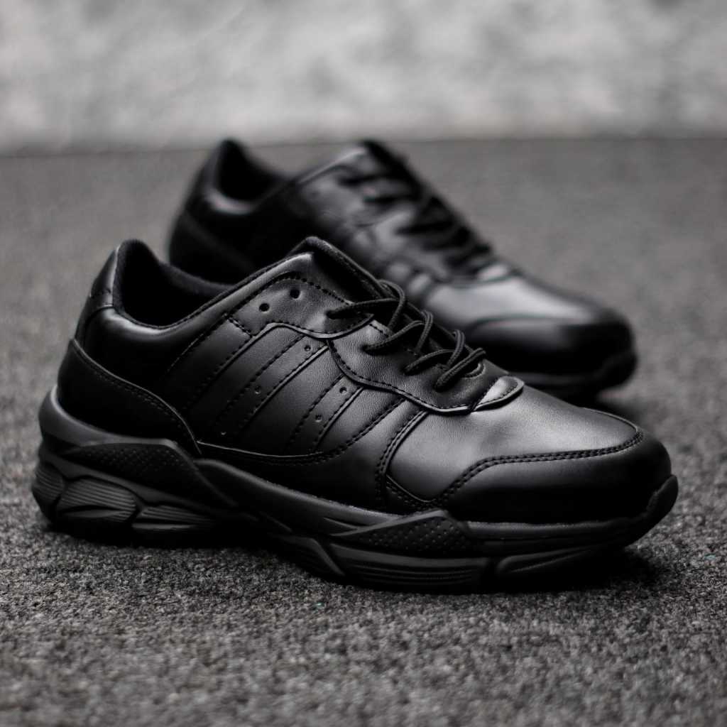 Sepatu Sneakers Pria Hitam Kulit Sintetis
