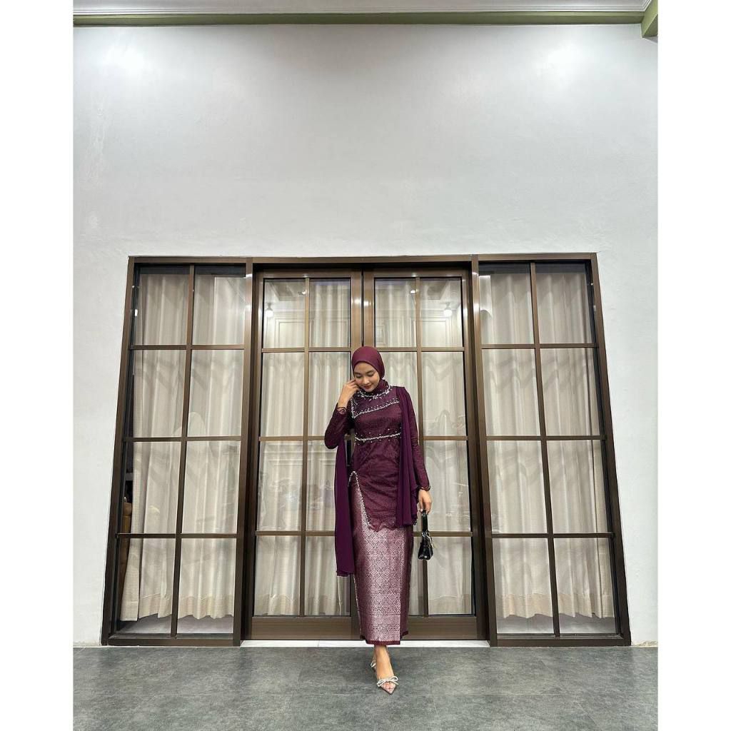 PRELOVED Kebaya Lamaran/Wisuda/Graduation Modern Brokat Akita Mira Series Maroon/Marun/Merah