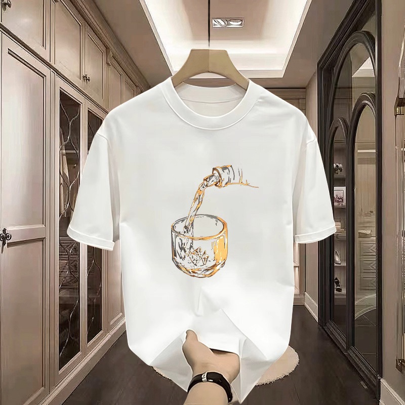 COD Kaos OOTD Pria Baju Putih dengan Menuangkan Minuman untuk Penampilan Harian Stylish Gaya Keren