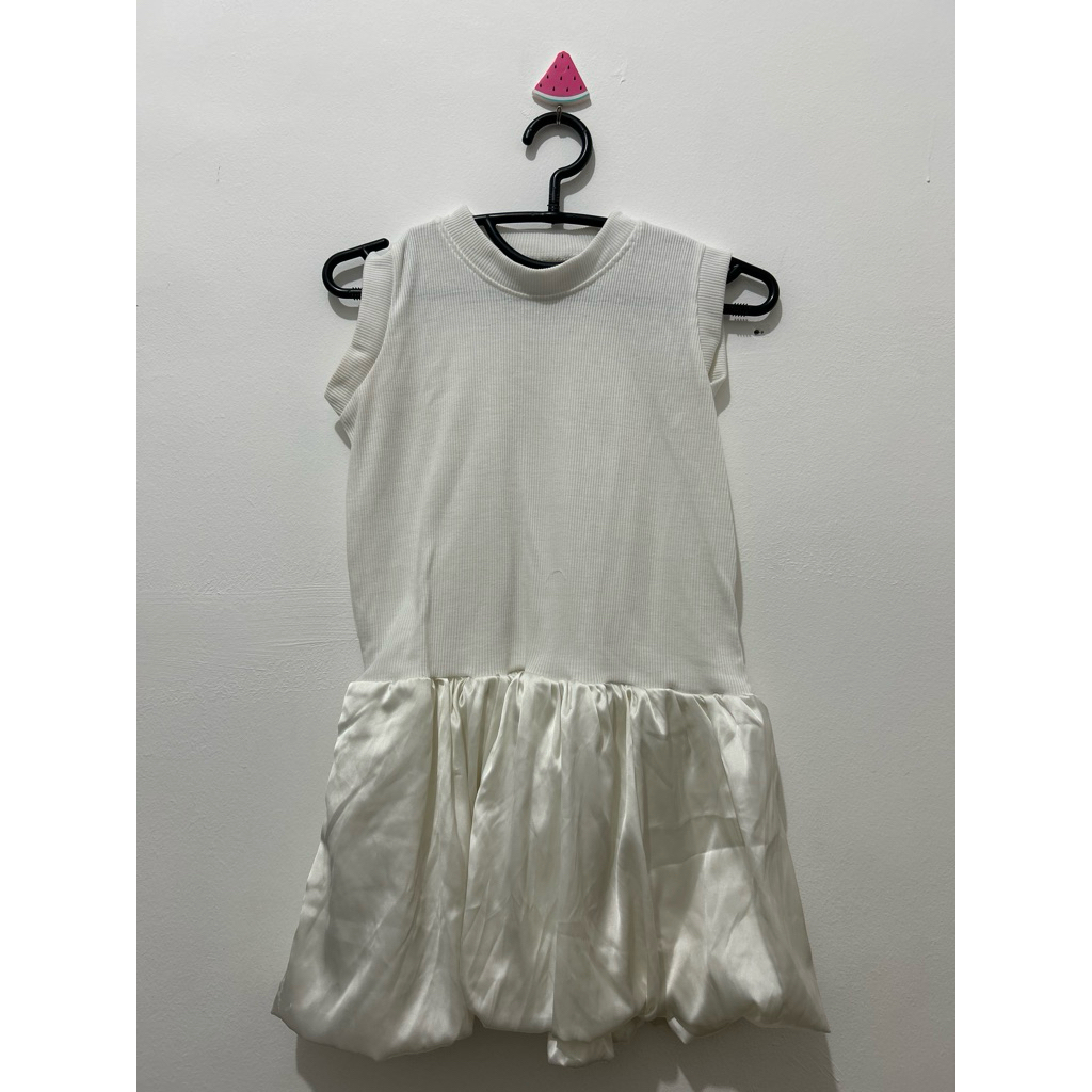 kaos t-shirt balon tanpa lengan putih preloved