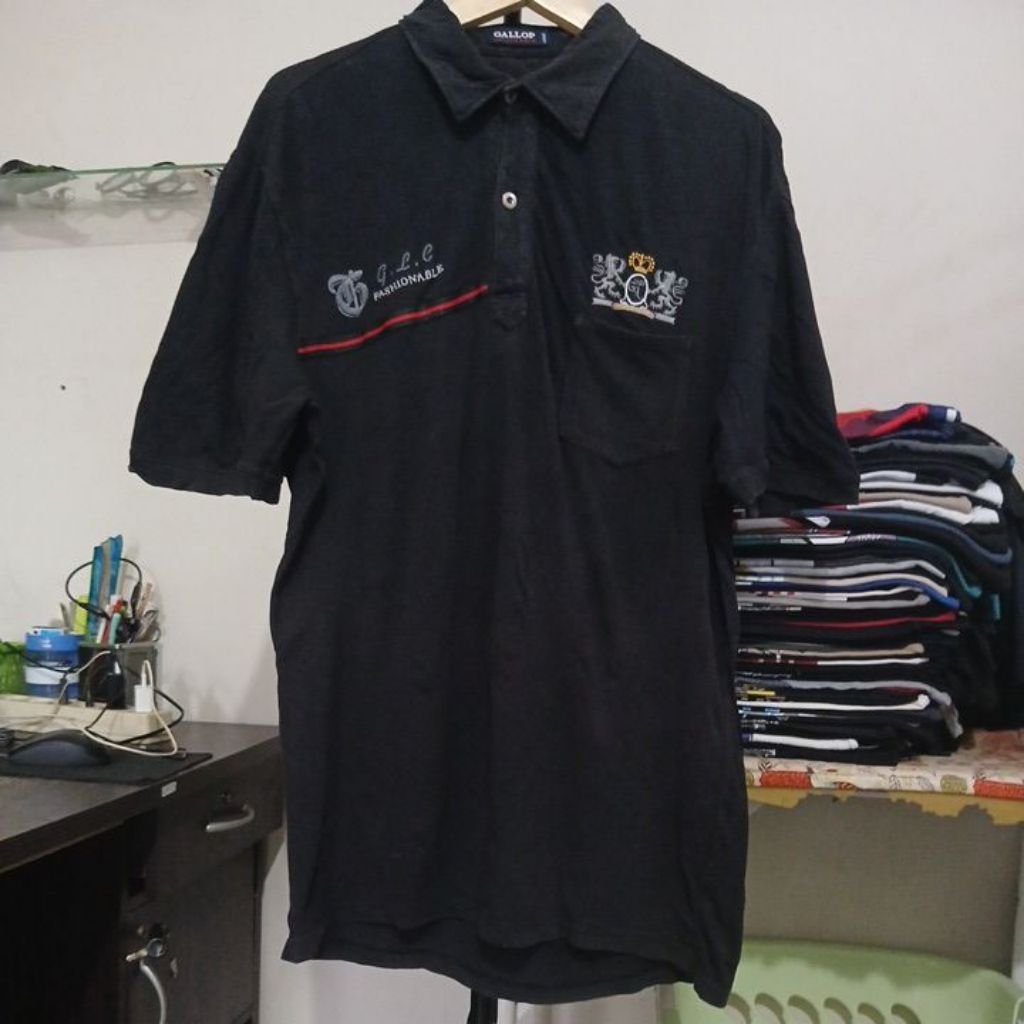Kaos katun lembut kerah warna hitam pekat logo bordir kiri kanan kancing embos GALLOP second Origina