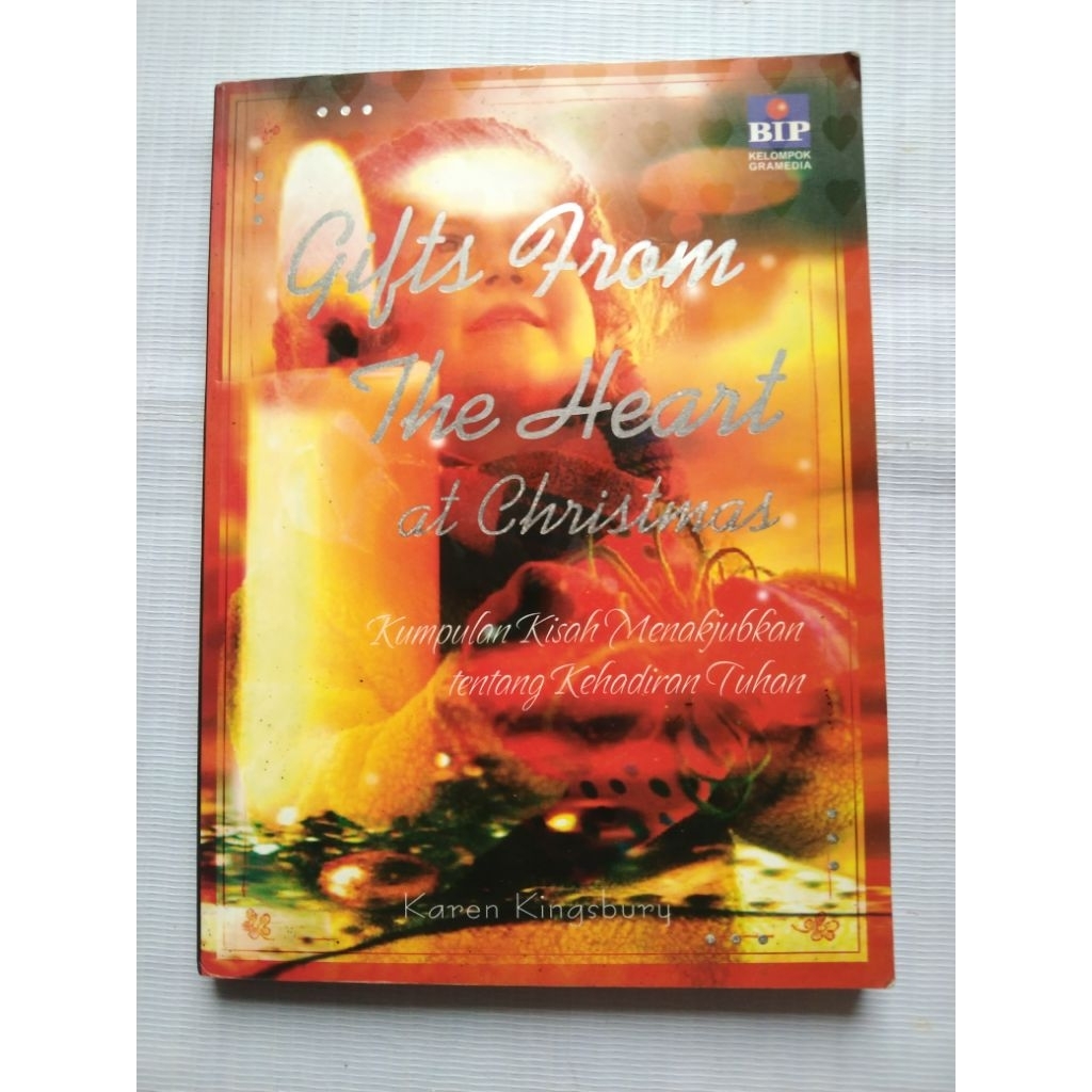 Buku Agama Kristen GIFT FROM THE HEART AT CHRISTMAS oleh Karen Kingsbury