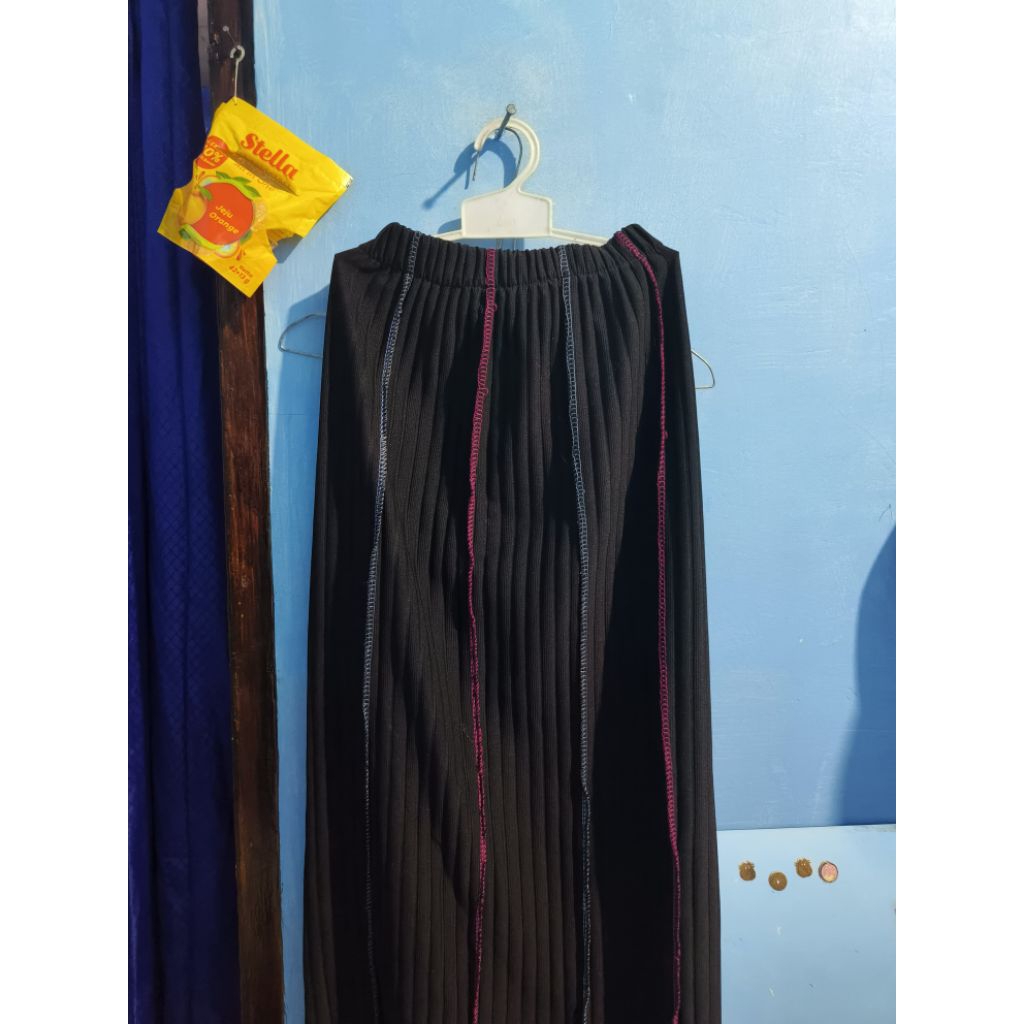 Rok span motif garis garis