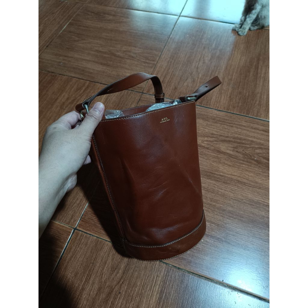 APC AMBRE BUCKET BAG