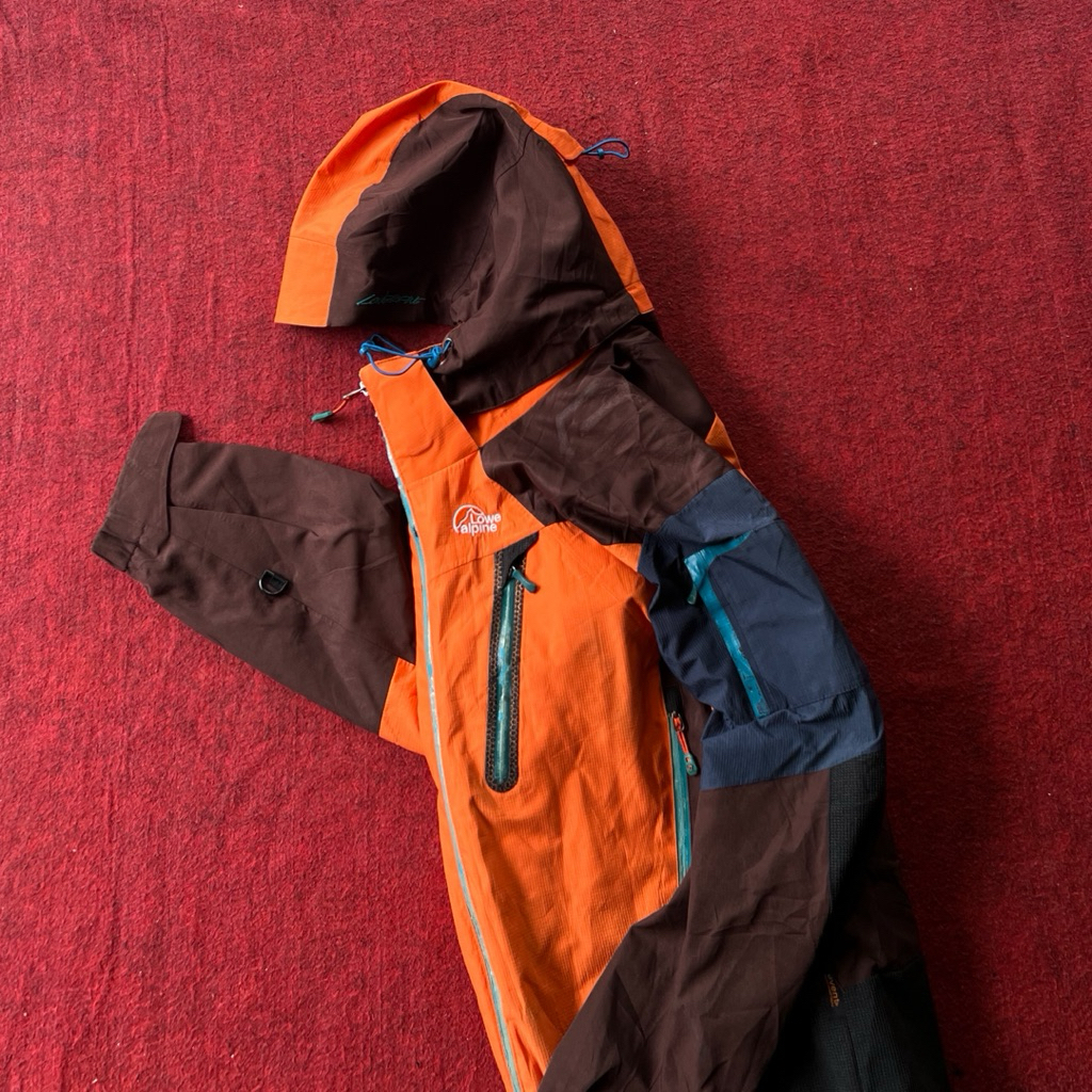 jaket lowe alpine gorpcore