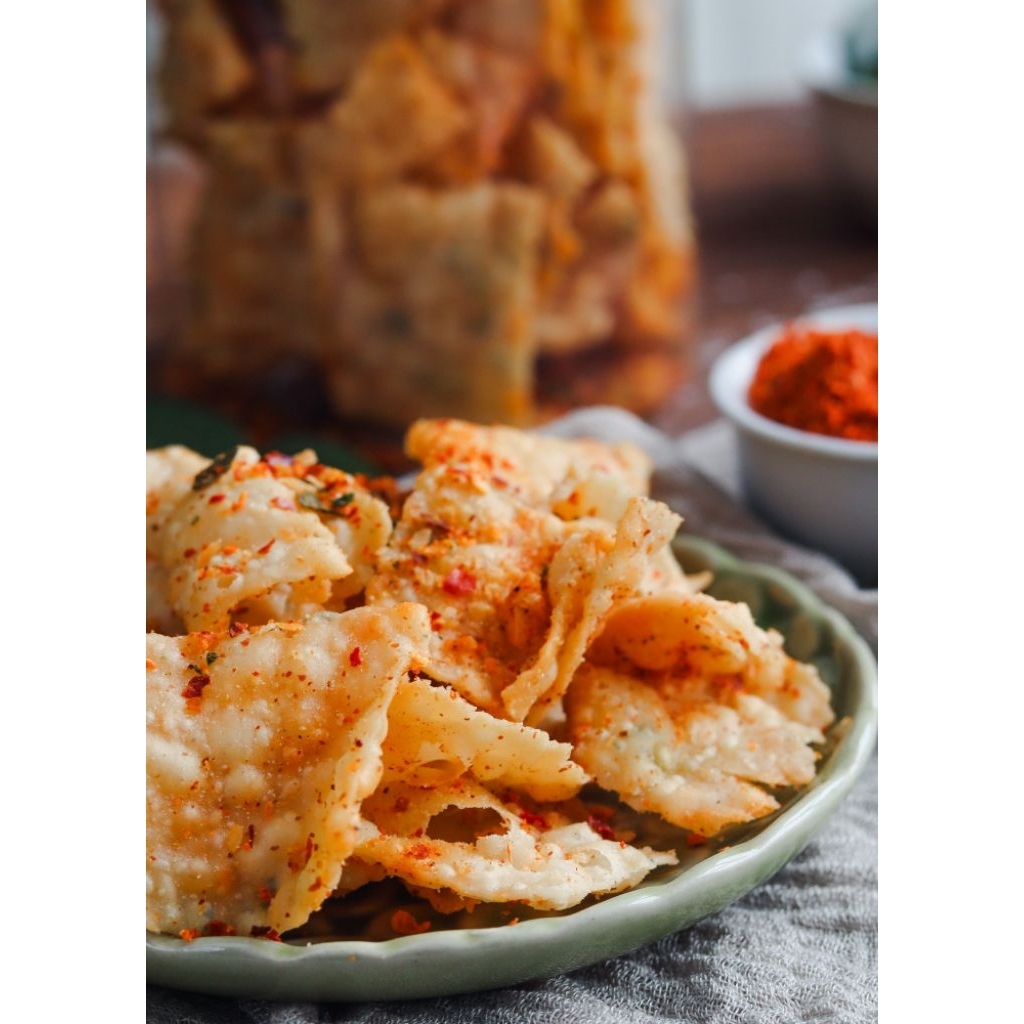 KRIPIK PANGSIT BAWANG 1 KG / PANGSIT GORENG- (Rasa – PEDAS GURIH + DAUN JERUK ) Murah Enak / Kiloan