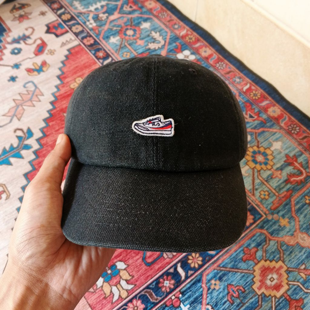 topi logo sepatu