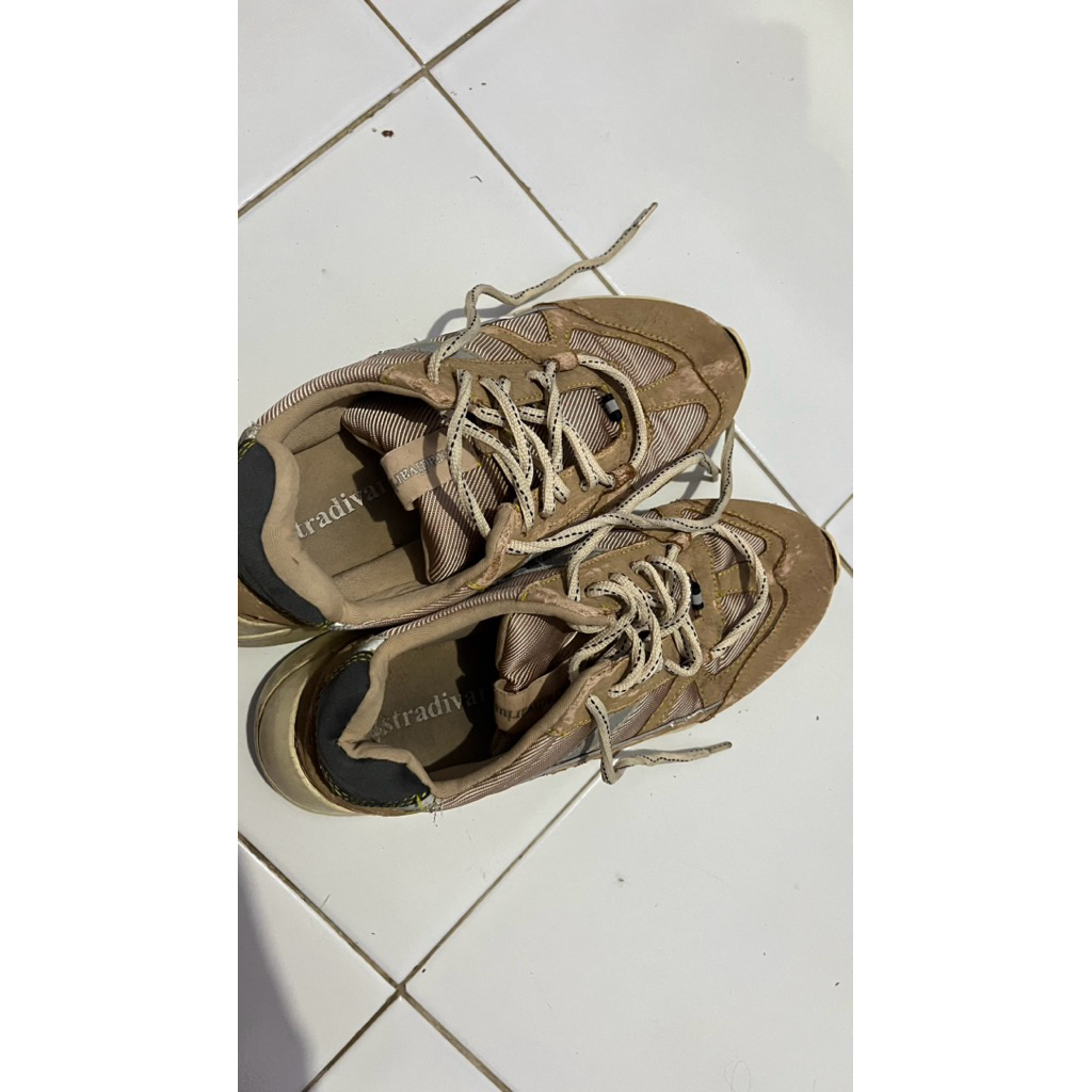 preloved sepatu stradivarius