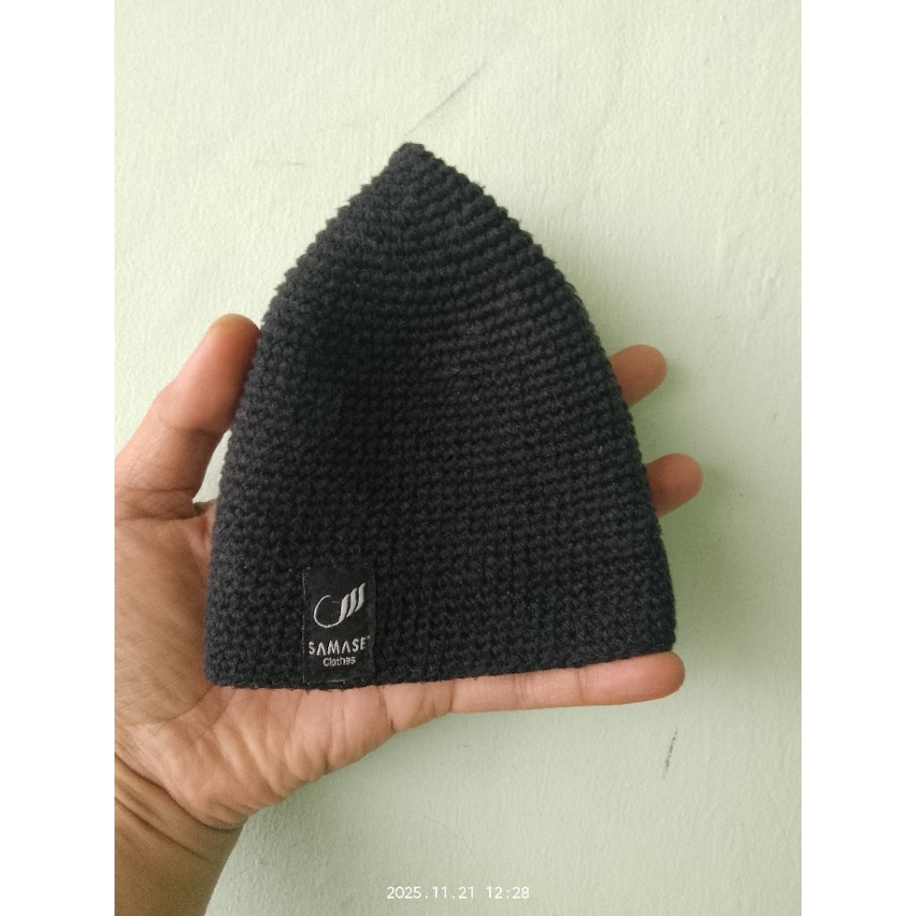 peci rajut samase warna hitam