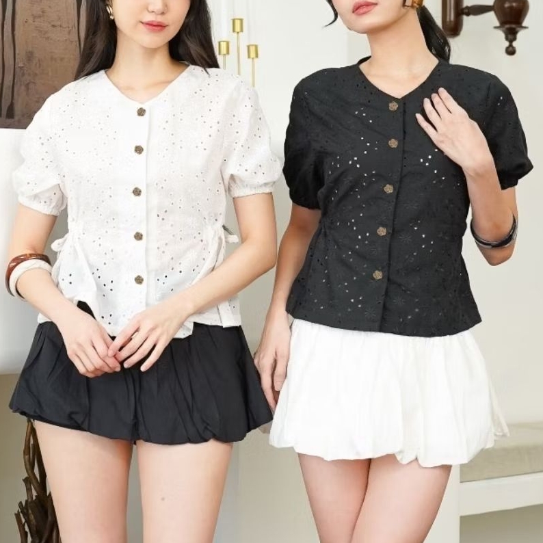 Chelsty - Carnes | Blouse Katun bolong, kerah O-neck, detail kerut bagian samping, kancing bunga bag