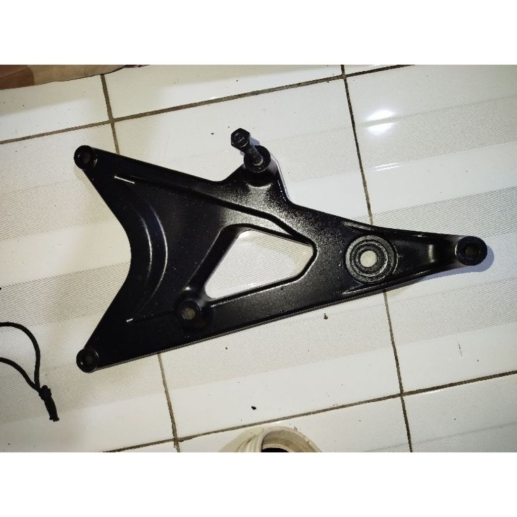 dudukan knalpot swing arm vario 125/150 old pnp vario led new original copotan