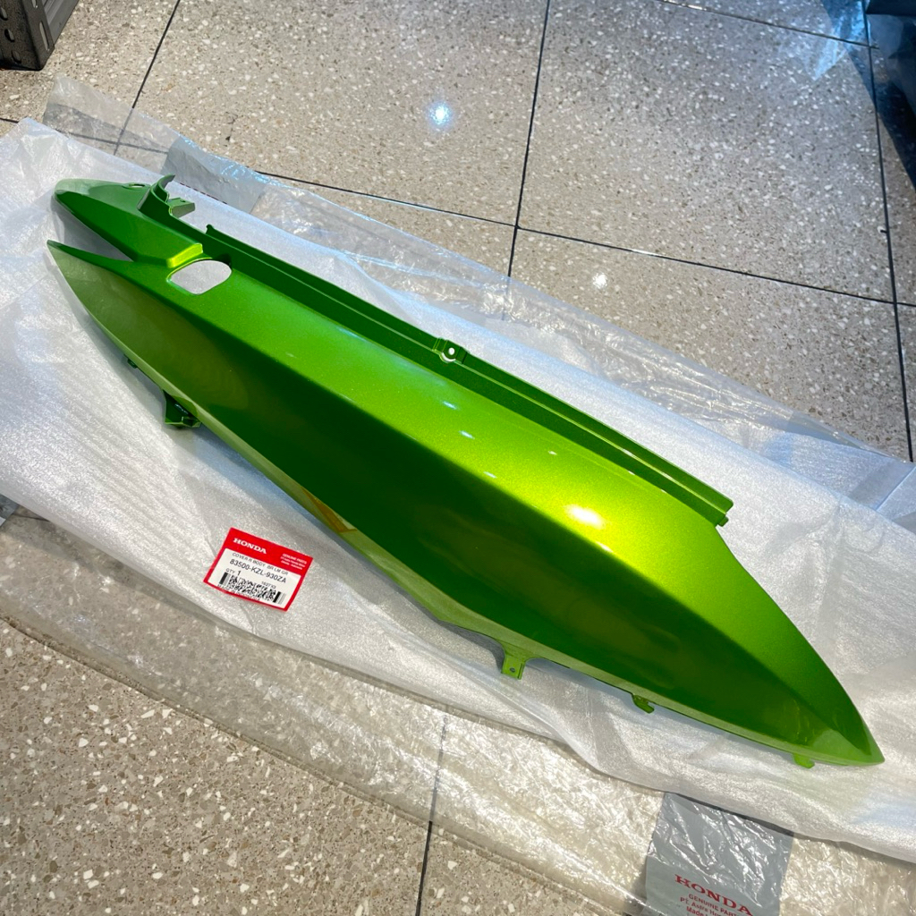 COVER BODY SAMPING BELAKANG KANAN SPACY FI KARBU HIJAU ORIGINAL AHM 83500 KZL 930ZA