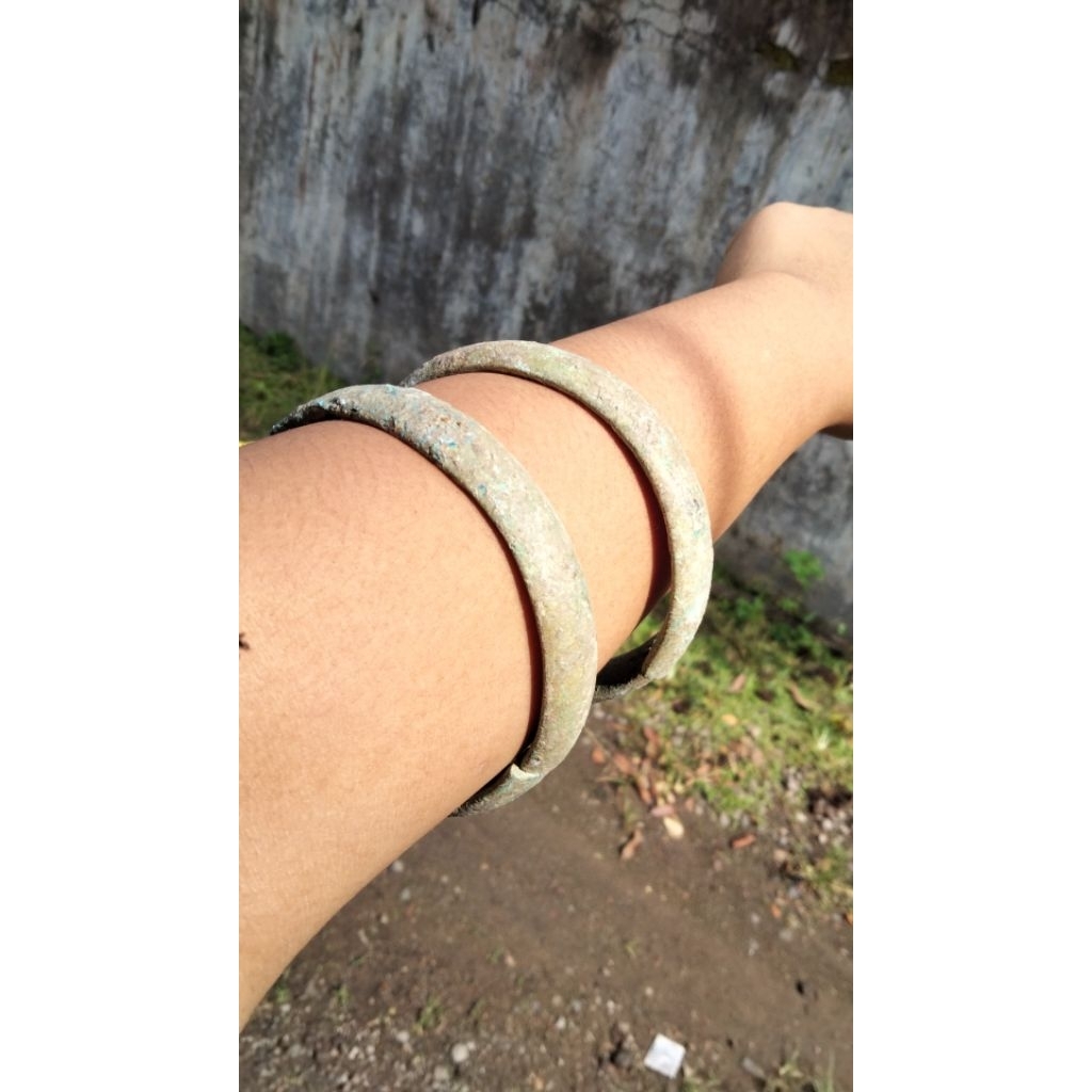 benda kuno antik sepasang gelang perunggu