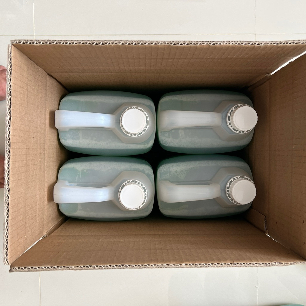 Kardus jerigen 5 liter. Muat 4 jerigen. Tebal dan kuat.