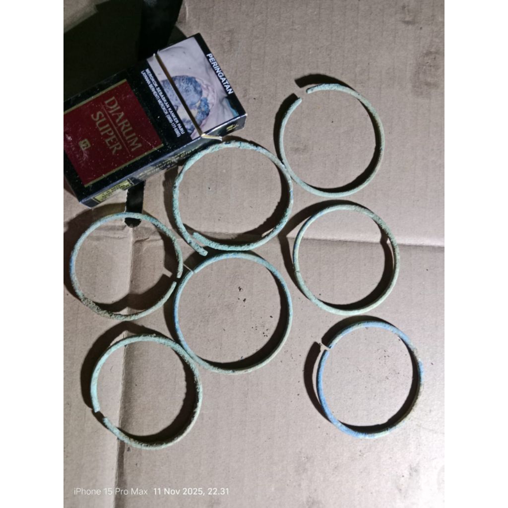 logam mirip gelang kuno temuan kali brantas bahan prunggu kuno harga satuan