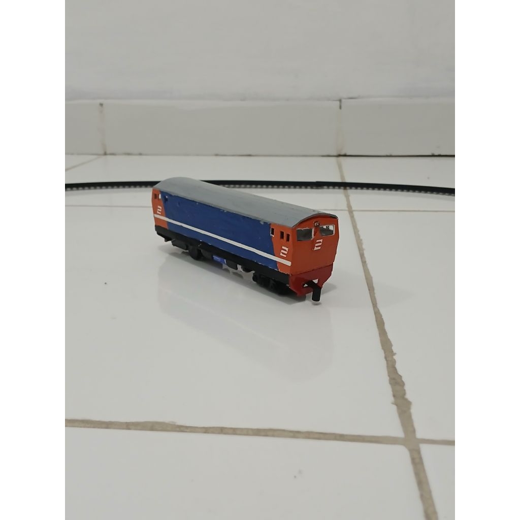 Kereta Api Indonesia Lokomotif Bermesin BB301/BB304