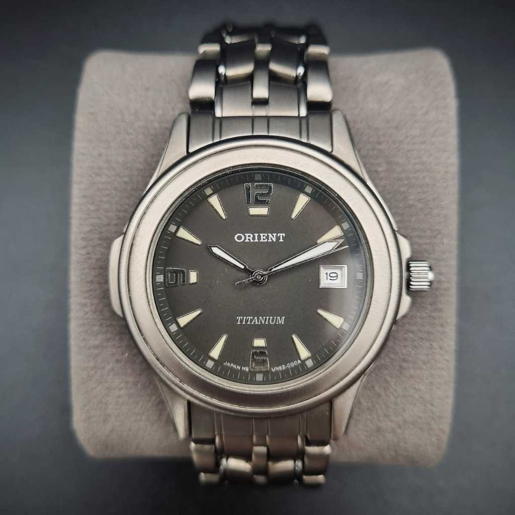 Jam Tangan Pria Orient Titanium Quartz UN5Z-COCA Dark Grey Dial Original Vintage