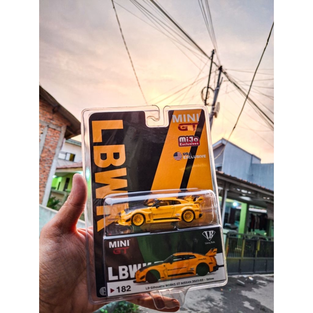 Mini GT 182 LB Silhouette Works GT Nissan 35 GT-RR Chase Car